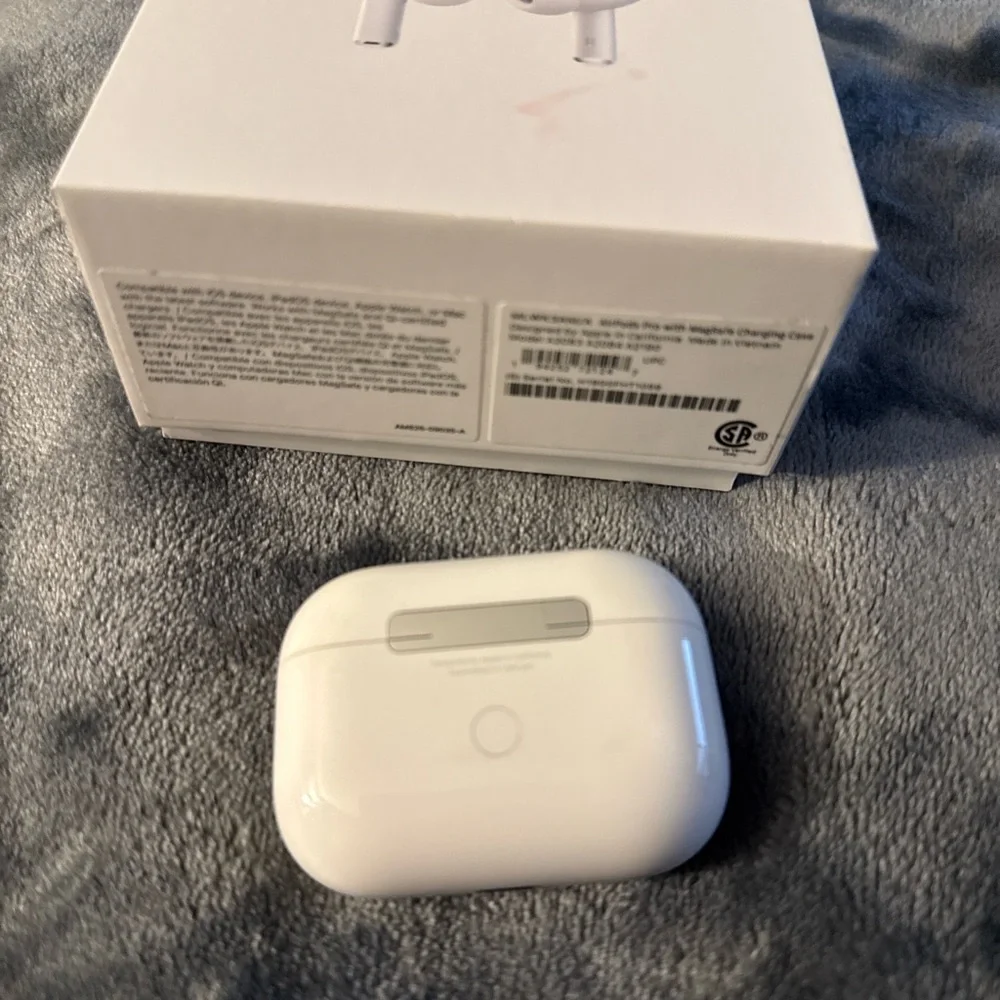 Apple AirPod pro 2 White Wireless Earbuds with Charging Case